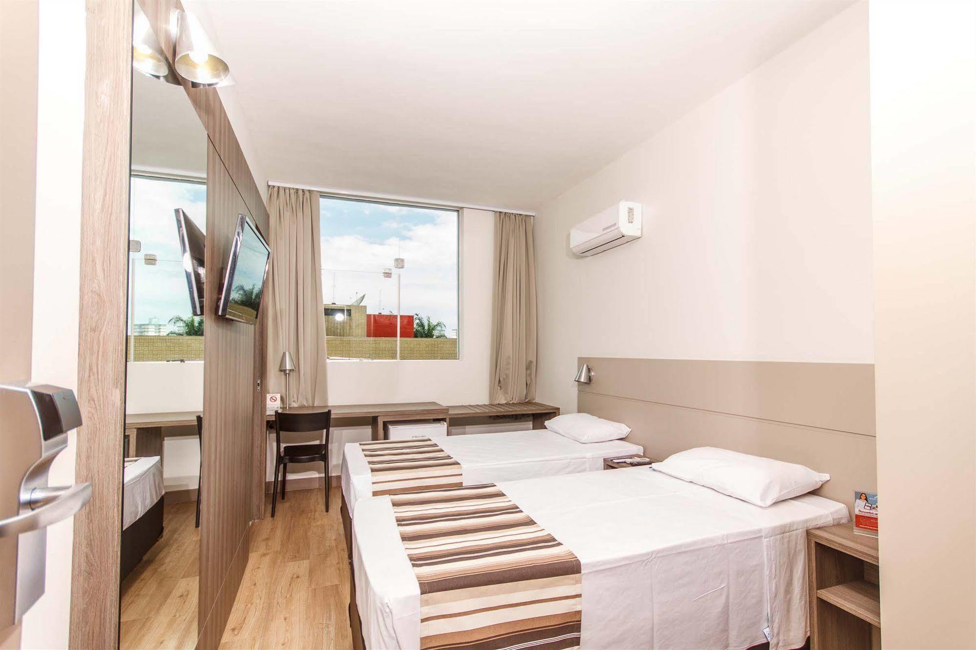 Hotel Valerim Itajai / Navegantes Esterno foto