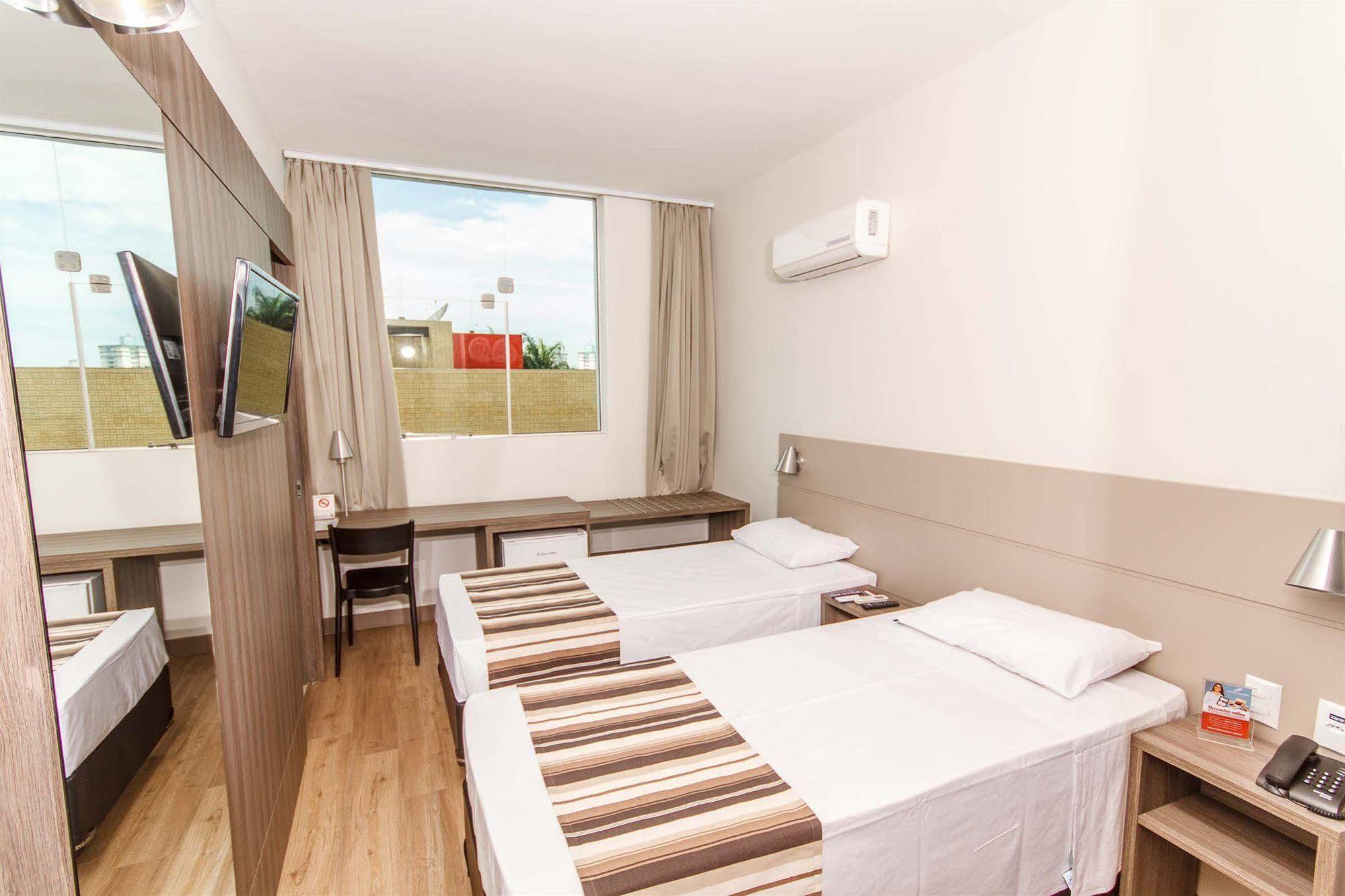 Hotel Valerim Itajai / Navegantes Esterno foto